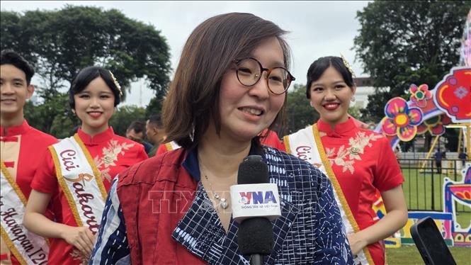 Bà Irene Umar, Thứ trưởng Bộ Kinh tế Sáng tạo, đồng thời là Chủ tịch Ủy ban Lễ hội Tết Nguyên đán Nusantara 2026, trả lời phỏng vấn TTXVN bên lề sự kiện. Ảnh: Minh Thái - PV TTXVN tại Indonesia