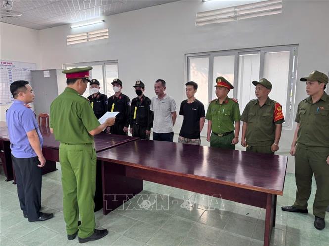 Cơ quan Cảnh sát điều tra Công an TP Hồ Chí Minh thi hành Lệnh bắt người bị giữ trong trường hợp khẩn cấp đối với Vũ và Nghĩa để điều tra về hành vi gây rối trật tự công cộng, đồng thời tiếp tục củng cố chứng cứ để xử lý đối tượng còn lại. Ảnh: TTXVN phát