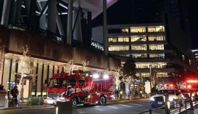 Xe cứu thương được huy động tới tòa tháp Skytree ở Tokyo, Nhật Bản, sau khi xảy ra sự cố thang máy ngày 22/2/2026. Ảnh: Kyodo/TTXVN