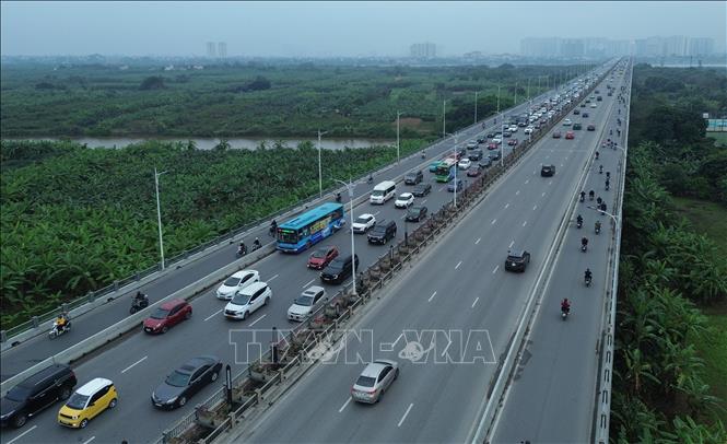Cầu Vĩnh Tuy hướng vào trung Hà Nội thông thoáng, phương tiện lưu thông ổn định. Ảnh: Phan Phương - TTXVN
