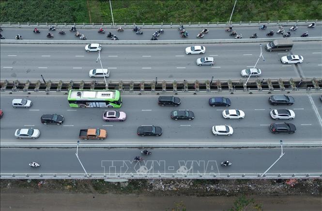 Cầu Vĩnh Tuy, buổi sáng ngày đầu đi làm sau kỳ nghỉ Tết. Ảnh: Phan Phương – TTXVN