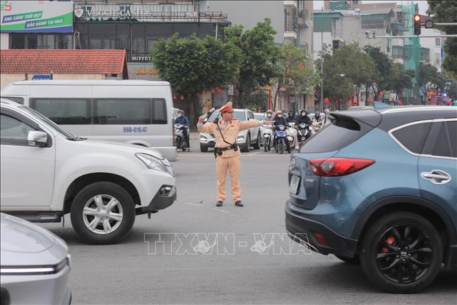 Cảnh sát giao thông phân luồng tại nút Cổ Linh – Thạch Bàn. Ảnh: Phan Phương – TTXVN