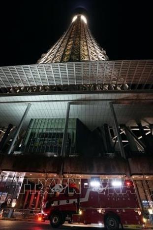 Xe cứu thương được huy động tới tòa tháp Skytree ở Tokyo, Nhật Bản, sau khi xảy ra sự cố thang máy ngày 22/2/2026. Ảnh: Kyodo/TTXVN