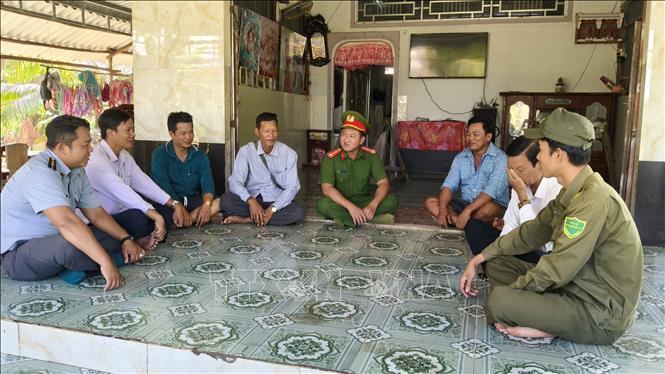 Các ngành, đoàn thể xã Nguyễn Phích, tỉnh Cà Mau, đến tận nhà dân tuyên truyền chống khai thác khai thác nguồn lợi thủy sản có tính hủy diệt. Ảnh: Tuấn Kiệt – TTXVN