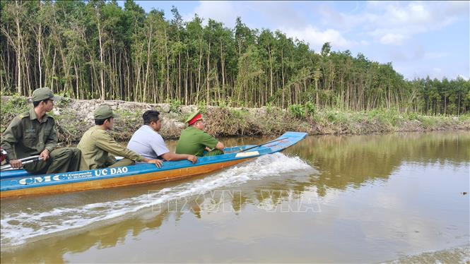 Các lực lượng chức năng xã Nguyễn Phích, tỉnh Cà Mau, tuần tra trên các tuyến kênh rạch chống khai thác khai thác nguồn lợi thủy sản có tính hủy diệt. Ảnh: Tuấn Kiệt – TTXVN
