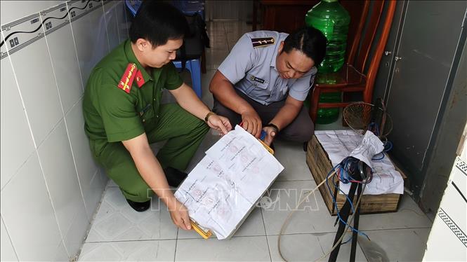 Dụng cụ xung kích điện được người dân tự nguyện giao nộp cho lực lượng Công an. Ảnh: Tuấn Kiệt – TTXVN