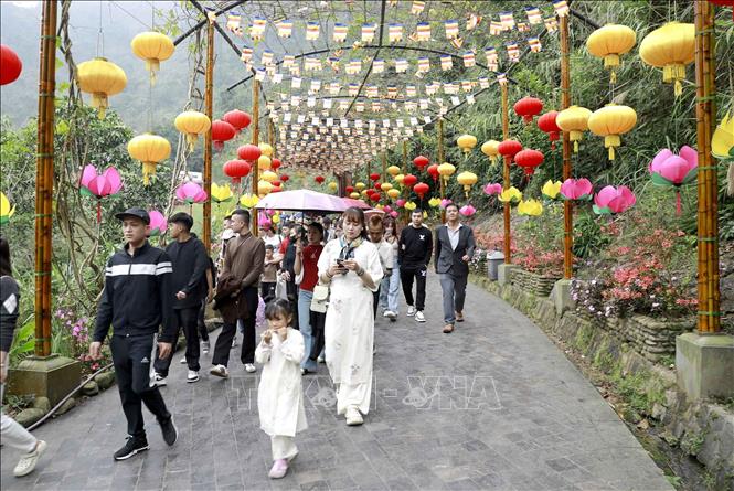 Người dân và du khách du xuân, vãn cảnh tại Khu danh thắng Tây Thiên trong những ngày đầu năm mới. Ảnh: Hoàng Hùng - TTXVN
