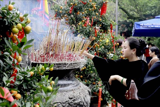 Dâng hương tại Đền Mẫu Tây Thiên những ngày đầu năm mới. Ảnh: Hoàng Hùng - TTXVN