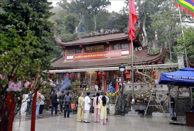 Đông đảo phật tử và du khách thập phương hành hương về Đền Mẫu Tây Thiên. Ảnh: Hoàng Hùng - TTXVN