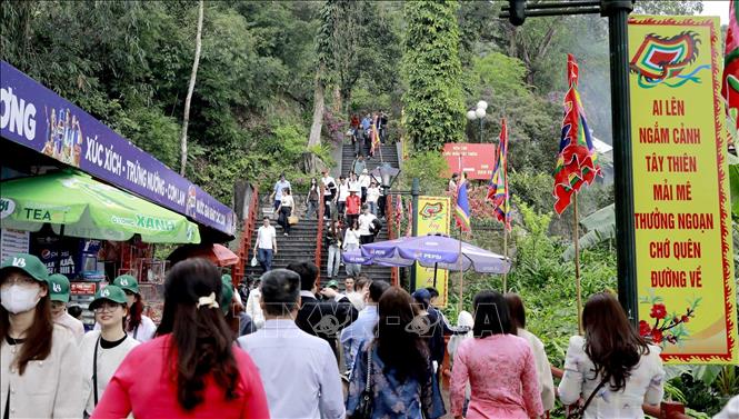 Đông đảo phật tử và du khách thập phương hành hương về Đền Mẫu Tây Thiên. Ảnh: Hoàng Hùng - TTXVN