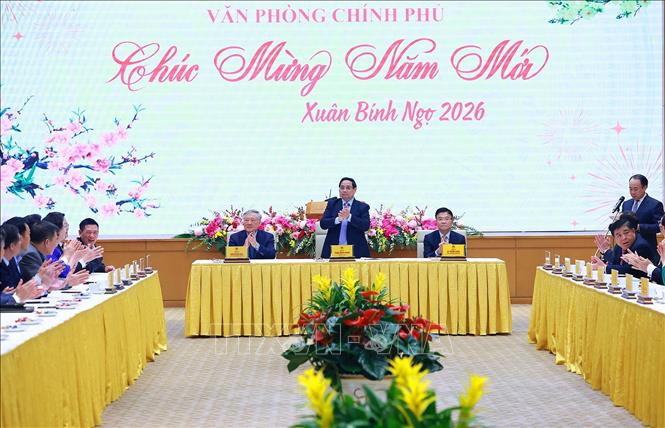Thủ tướng Phạm Minh Chính chúc Tết lãnh đạo, cán bộ, nhân viên Văn phòng Chính phủ. Ảnh: Dương Giang-TTXVN 
