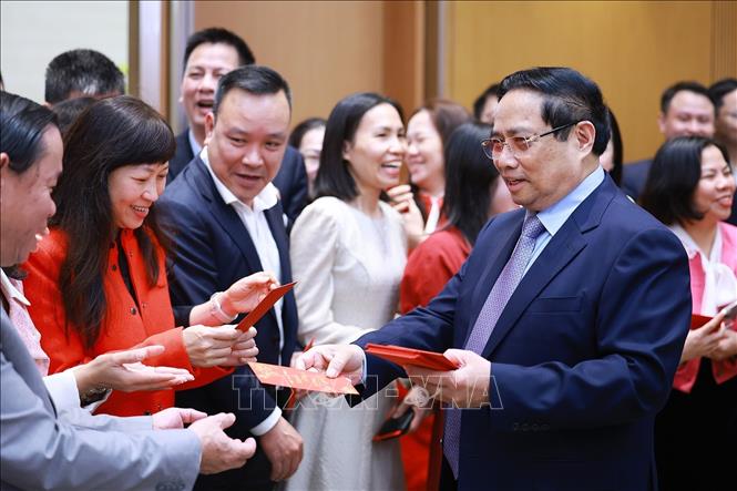 Thủ tướng Phạm Minh Chính chúc Tết lãnh đạo, cán bộ, nhân viên Văn phòng Chính phủ. Ảnh: Dương Giang-TTXVN 
