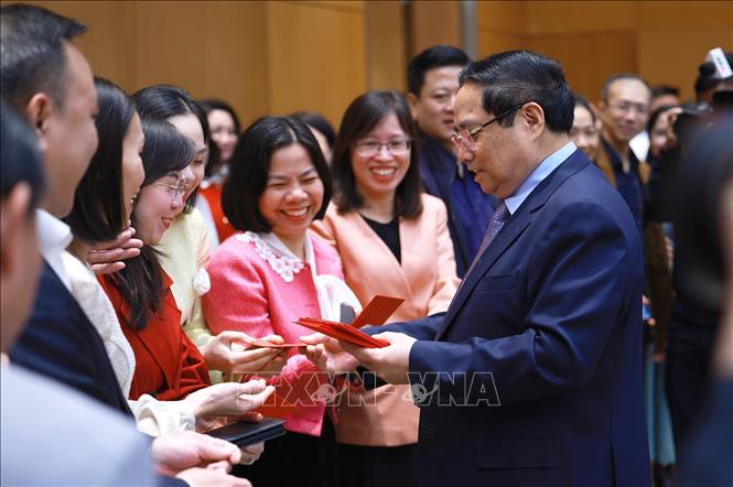 Thủ tướng Phạm Minh Chính chúc Tết lãnh đạo, cán bộ, nhân viên Văn phòng Chính phủ. Ảnh: Dương Giang-TTXVN 
