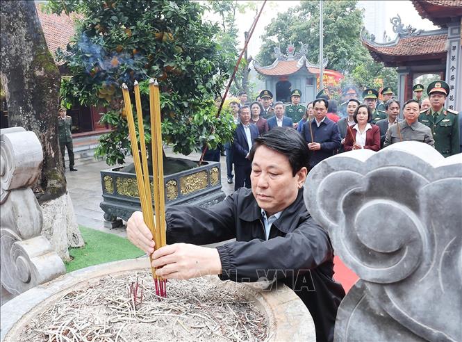 Chủ tịch nước Lương Cường và đoàn công tác dâng hương tại đền Thượng (Lào Cai) cầu cho quốc thái dân an. Ảnh: Lâm Khánh – TTXVN