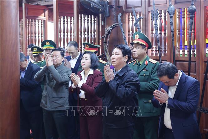 Chủ tịch nước Lương Cường và đoàn công tác dâng hương tại đền Thượng (Lào Cai) cầu cho quốc thái dân an. Ảnh: Lâm Khánh – TTXVN