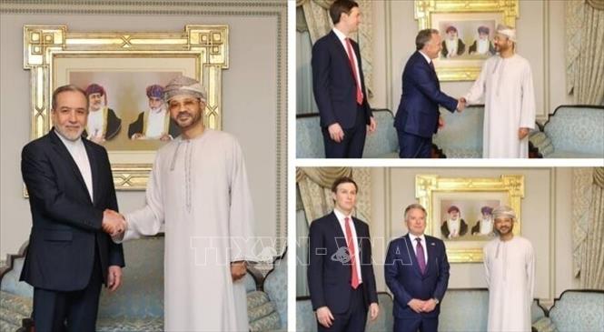 Ngoại trưởng Oman Badr Albusaidi (phải, ảnh trái) trong cuộc gặp Ngoại trưởng Iran Seyed Abbas Araghchi  (trái, ảnh trái) và trong cuộc gặp Đặc phái viên Mỹ Steve Witkoff (giữa, ảnh phải) tại Muscat (Oman). Ảnh: IRNA/TTXVN