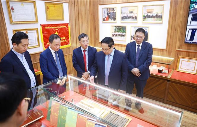 Thủ tướng Phạm Minh Chính thăm phòng truyền thống của Viện Hàn lâm Khoa học và Công nghệ Việt Nam. Ảnh: Dương Giang-TTXVN