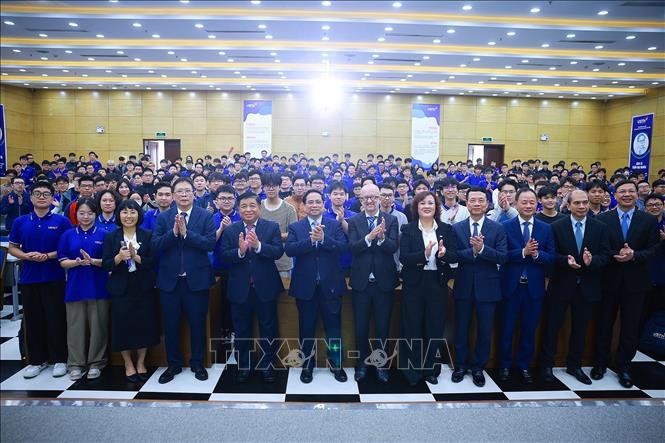 Thủ tướng Phạm Minh Chính với lãnh đạo Viện Hàn lâm Khoa học và Công nghệ Việt Nam và sinh viên Trường Đại Học Khoa Học Và Công Nghệ Hà Nội. Ảnh: Dương Giang-TTXVN