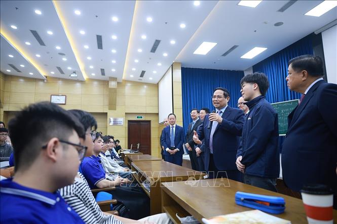 Thủ tướng Phạm Minh Chính truyền cảm hứng cho sinh viên Trường Đại Học Khoa Học Và Công Nghệ Hà Nội. Ảnh: Dương Giang-TTXVN