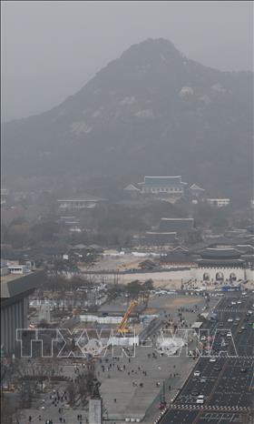 Bụi vàng bao phủ dày đặc tại thủ đô Seoul, Hàn Quốc, ngày 22/2/2026. Ảnh: Yonhap/TTXVN