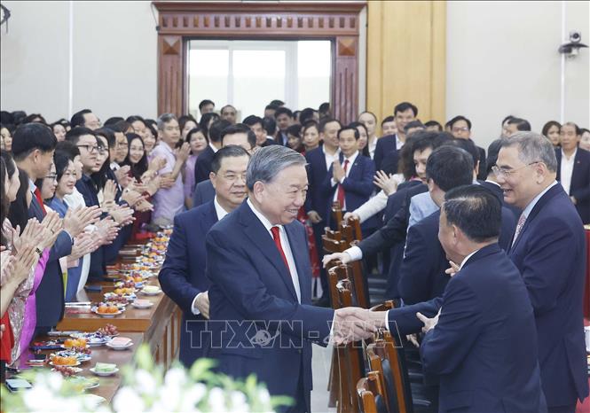 Tổng Bí thư Tô Lâm với Uỷ viên Bộ Chính trị, Thường Trực Ban Bí thư và cán bộ, công chức, viên chức, người lao động Văn phòng Trung ương Đảng. Ảnh: Thống Nhất – TTXVN