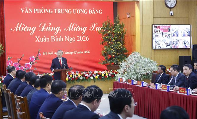 Tổng Bí thư Tô Lâm chúc Tết cán bộ, công chức, viên chức, người lao động Văn phòng Trung ương Đảng. Ảnh: Thống Nhất – TTXVN