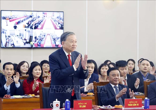 Tổng Bí thư Tô Lâm chúc Tết cán bộ, công chức, viên chức, người lao động Văn phòng Trung ương Đảng. Ảnh: Thống Nhất – TTXVN