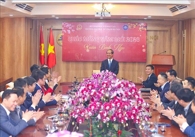 Bộ trưởng Nguyễn Kim Sơn chúc Tết Ban Giám hiệu, cán bộ, giảng viên, nhân viên trường Đại học Sư phạm Hà Nội. Ảnh: Thanh Tùng - TTXVN