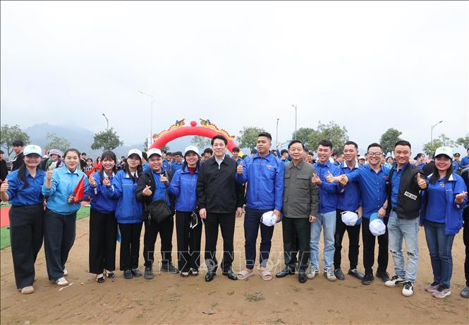 Chủ tịch nước Lương Cường với thanh niên tỉnh Lào Cai tại Lễ phát động “Tết trồng cây đời đời nhớ ơn Bác Hồ” năm 2026. Ảnh: Lâm Khánh – TTXVN