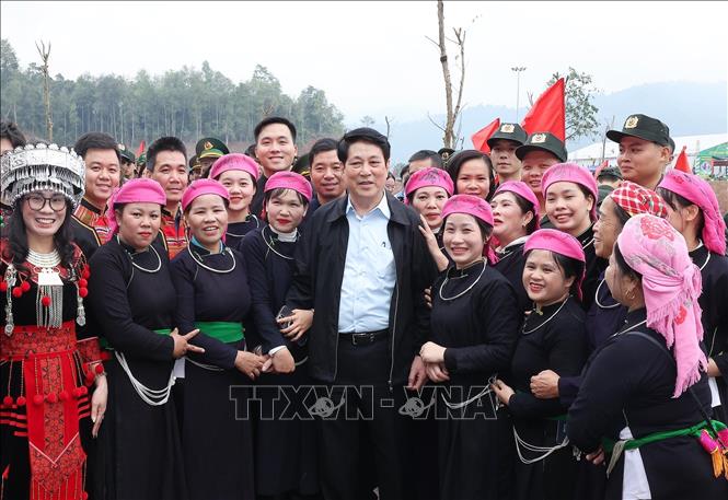 Chủ tịch nước Lương Cường với đồng bảo dân tộc tỉnh Lào Cai tại Lễ phát động “Tết trồng cây đời đời nhớ ơn Bác Hồ” năm 2026. Ảnh: Lâm Khánh – TTXVN