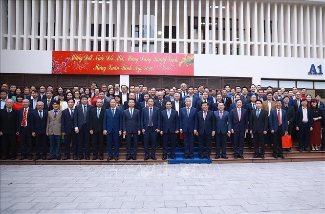 Thủ tướng Phạm Minh Chính với lãnh đạo, cán bộ Viện Hàn lâm Khoa học và Công nghệ Việt Nam. Ảnh: Dương Giang-TTXVN
