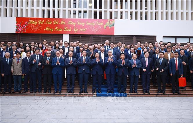 Thủ tướng Phạm Minh Chính với lãnh đạo, cán bộ Viện Hàn lâm Khoa học và Công nghệ Việt Nam. Ảnh: Dương Giang-TTXVN
