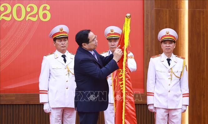 Thủ tướng Phạm Minh Chính trao Huân chương Lao động hạng Nhất cho Viện Hàn lâm Khoa học và Công nghệ Việt Nam. Ảnh: Dương Giang-TTXVN
