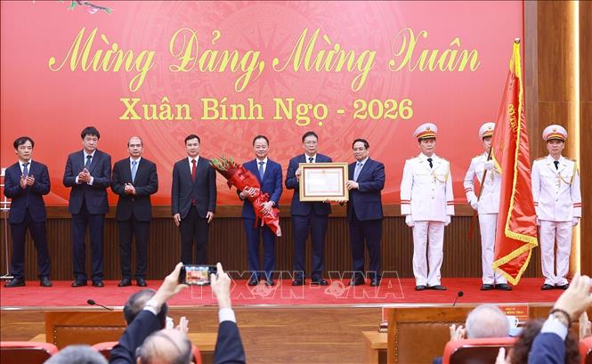 Thủ tướng Phạm Minh Chính trao Huân chương Lao động hạng Nhất cho Viện Hàn lâm Khoa học và Công nghệ Việt Nam. Ảnh: Dương Giang-TTXVN
