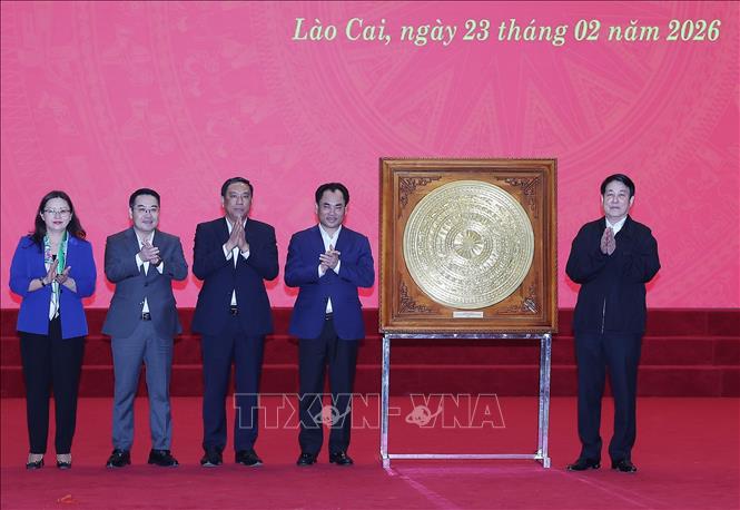 Chủ tịch nước Lương Cường trao quà lưu niệm tặng Đảng bộ, chính quyền, Nhân dân các dân tộc, lực lượng vũ trang tỉnh Lào Cai. Ảnh: Lâm Khánh – TTXVN