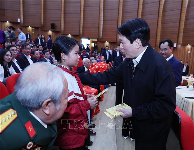 Chủ tịch nước Lương Cường mừng tuổi, chúc Tết nhân dân các dân tộc tỉnh Lào Cai. Ảnh: Lâm Khánh – TTXVN