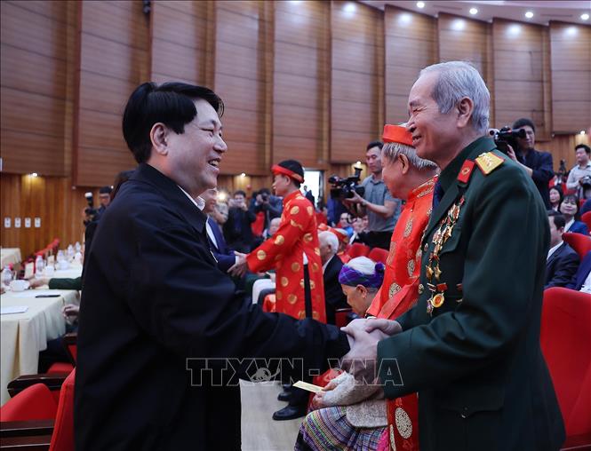 Chủ tịch nước Lương Cường mừng tuổi, chúc Tết nhân dân các dân tộc tỉnh Lào Cai. Ảnh: Lâm Khánh – TTXVN