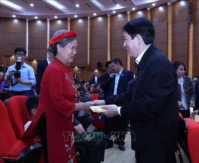 Chủ tịch nước Lương Cường mừng tuổi, chúc Tết nhân dân các dân tộc tỉnh Lào Cai. Ảnh: Lâm Khánh – TTXVN