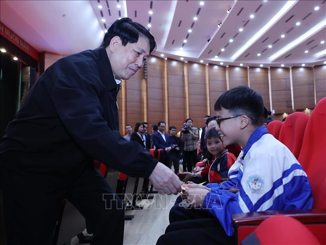 Chủ tịch nước Lương Cường mừng tuổi, chúc Tết nhân dân các dân tộc tỉnh Lào Cai. Ảnh: Lâm Khánh – TTXVN