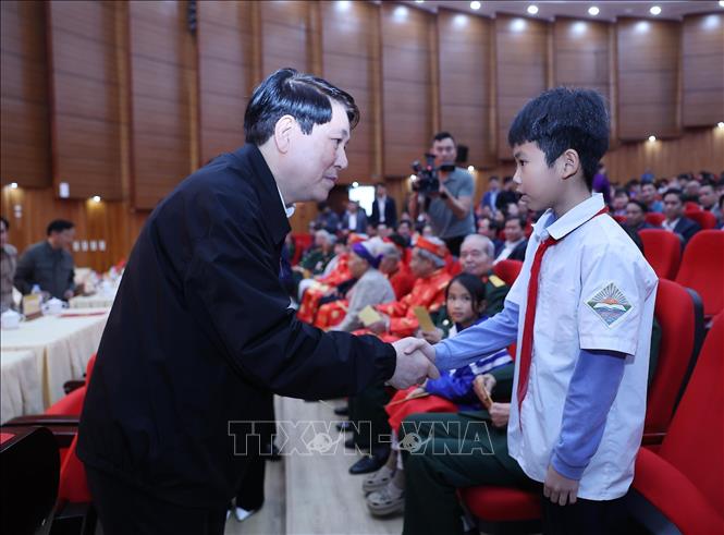 Chủ tịch nước Lương Cường mừng tuổi, chúc Tết nhân dân các dân tộc tỉnh Lào Cai. Ảnh: Lâm Khánh – TTXVN