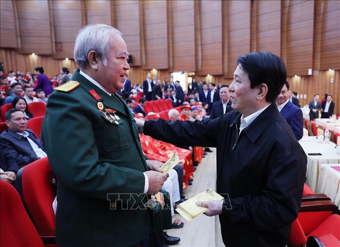 Chủ tịch nước Lương Cường mừng tuổi, chúc Tết nhân dân các dân tộc tỉnh Lào Cai. Ảnh: Lâm Khánh – TTXVN