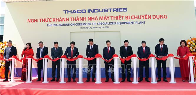 Lãnh đạo thành phố Đà Nẵng và tập đoàn Thaco khành thành các nhà máy thiết bị dân dụng, thiết bị chuyên dụng, nội thất ô tô trong ngày đầu năm ra quân sản xuất. Ảnh: Trần Tĩnh - TTXVN