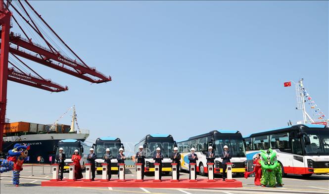 Lãnh đạo thành phố Đà Nẵng và tập đoàn Thaco ấn nút xuất lô hàng đầu tiên trong ngày đầu năm ra quân sản xuất. Ảnh: Trần Tĩnh - TTXVN