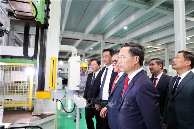Lãnh đạo thành phố Đà Nẵng thăm quan các nhà máy của tập đoàn Thaco trong ngày đầu năm ra quân sản xuất. Ảnh: Trần Tĩnh - TTXVN 