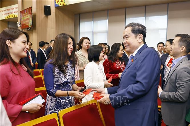 Chủ tịch Quốc hội Trần Thanh Mẫn chúc Tết cán bộ, công chức Kiểm toán Nhà nước. Ảnh: Doãn Tấn - TTXVN