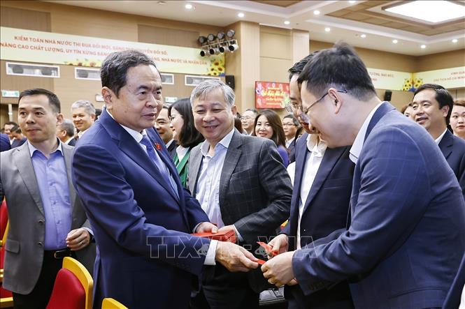 Chủ tịch Quốc hội Trần Thanh Mẫn chúc Tết cán bộ, công chức Kiểm toán Nhà nước. Ảnh: Doãn Tấn - TTXVN