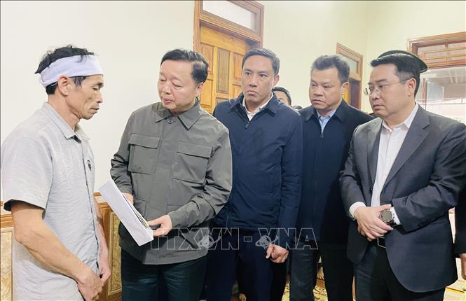 Phó Thủ tướng Trần Hồng Hà cùng Đoàn công tác thăm hỏi, trao quà cho các gia đình. Ảnh: Đinh Thùy - TTXVN