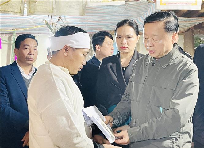 Phó Thủ tướng Trần Hồng Hà thăm hỏi, trao quà cho các gia đình có người tử vong. Ảnh: Đinh Thùy - TTXVN