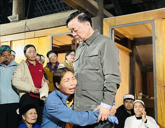 Phó Thủ tướng Chính phủ Trần Hồng Hà chia sẻ mất mát với các gia đình có người tử vong. Ảnh: Đinh Thùy - TTXVN