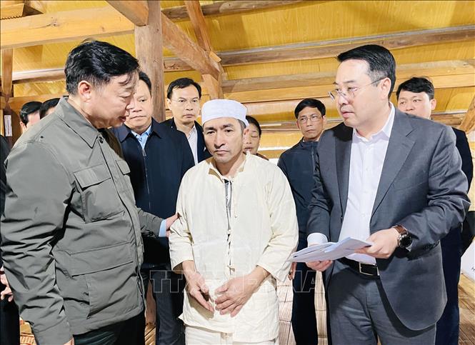 Phó Thủ tướng Trần Hồng Hà và Chủ tịch UBND tỉnh Lào Cai Nguyễn Tuấn Anh thăm hỏi, trao quà hỗ trợ cho các gia đình có người thân bị tử vong. Ảnh: Đinh Thùy - TTXVN